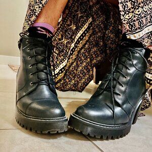 EUC Dr. Martens Averil Black Leather Heeled Ankle Bootie Sz 10